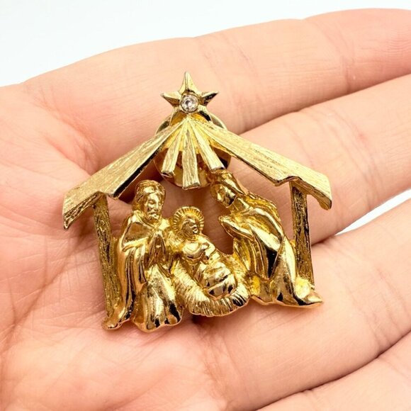 Vintage AVON Gold Tone nativity tack pin brooch with rhinestone star - Picture 3 of 4